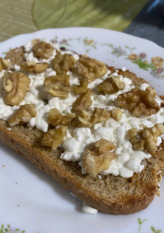 Una foto de Tostada de queso cottage y nueces