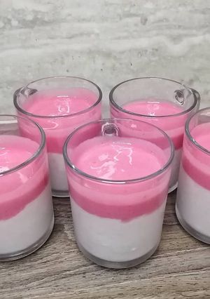 A picture of Creamy dessert with strawberry.