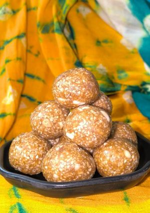 मूंगफली गुड़ के लड्डू रेसिपी मुख्य फोटो