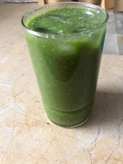 Una foto de Smoothie verde con leche de coco