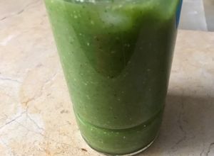 Una foto de Smoothie verde con leche de coco