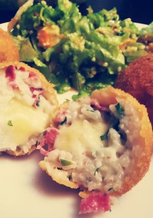 Una foto de Bocados de arroz, salame y queso