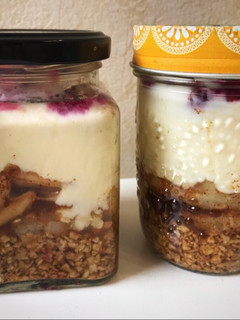Una foto de Desayuno en frasco de avena, pera asada y arándanos light