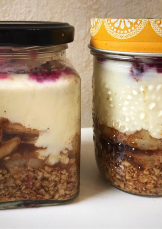 Una foto de Desayuno en frasco de avena, pera asada y arándanos light