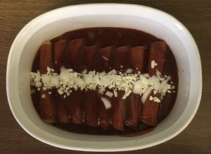 Una foto de Enchiladas de chile ancho y guajillo