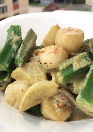 A picture of Scallop And Okra With Green Curry.
