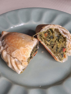 Una foto de Empanadas de acelga y lechuga