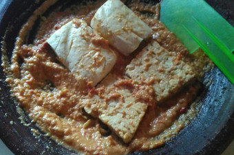 Langkah Mudah untuk Menyiapkan Pecel kemiri tempe tahu kukus Enak Dan Mudah