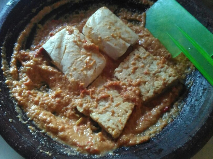 Langkah Mudah untuk Menyiapkan Pecel kemiri tempe tahu kukus Enak Dan Mudah