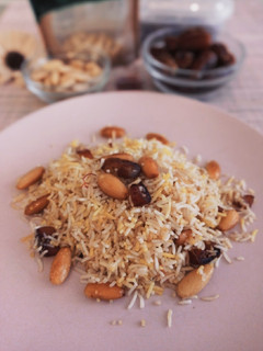 Una foto de Arroz basmati con almendras y dátiles