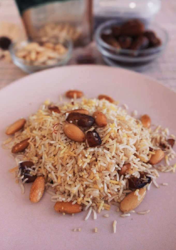Una foto de Arroz basmati con almendras y dátiles