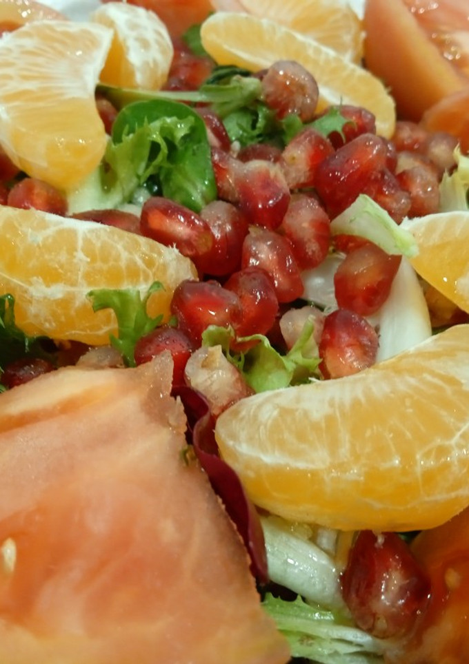 Una foto de Ensalada con granada y mandarina