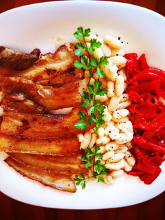 Una foto de Panceta con pimiento asado y alubia - fácil - novatos
