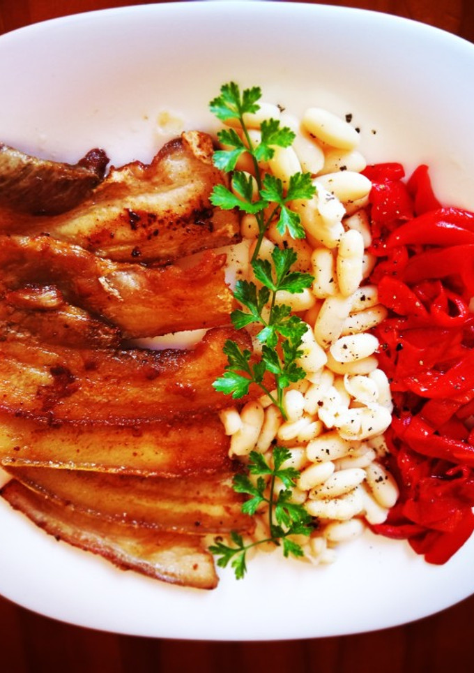 Una foto de Panceta con pimiento asado y alubia - fácil - novatos