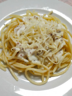 Una foto de Espaguetis con salsa de mostaza a la antigua y queso parmesano