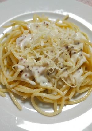 Una foto de Espaguetis con salsa de mostaza a la antigua y queso parmesano