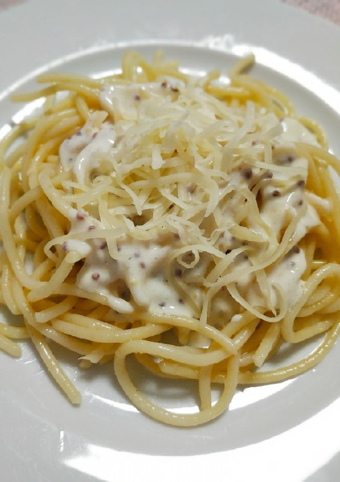 Una foto de Espaguetis con salsa de mostaza a la antigua y queso parmesano