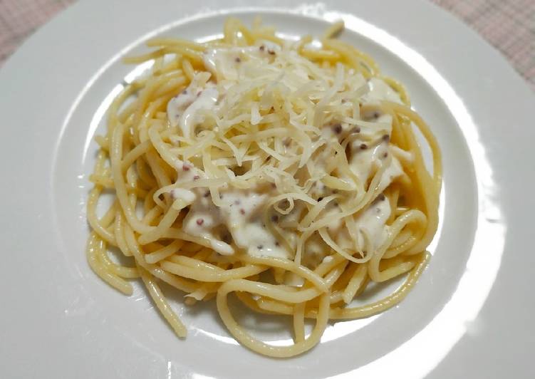 Espaguetis con salsa de mostaza a la antigua y queso parmesano