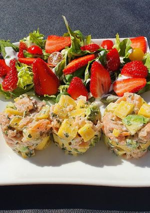 Une photo de Tartare saumon mangue avocat