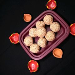 A picture of Sesame seeds Ladoos.