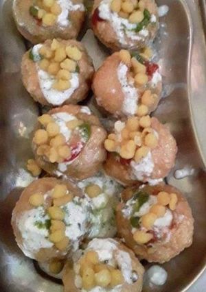 A picture of Dahi Puri Ki Chat.