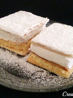 Una foto de Milhojas de merengue y crema pastelera