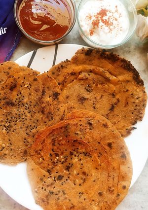 અચારી ગાર્લિક પરાઠા (Achari Garlic Paratha Recipe In Gujarati) રેસીપી મુખ્ય ફોટો