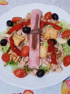 Una foto de Ensalada con pergamino de jamón dulce 😄