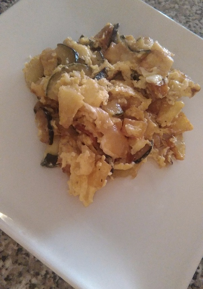Una foto de Revuelto de calabacín con patatas fritas