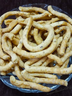 મરીવાળા ગાંઠીયા (Mariwala Gathiya Recipe in Gujarati) રેસીપી મુખ્ય ફોટો