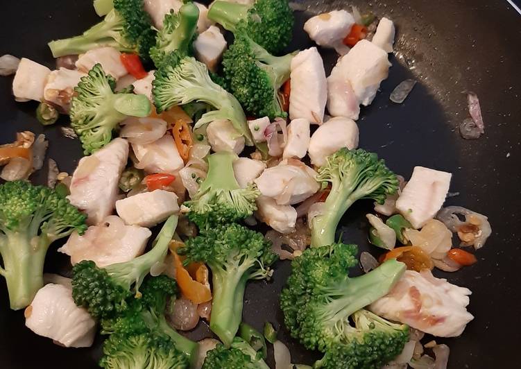 Tumis brokoli ayam
