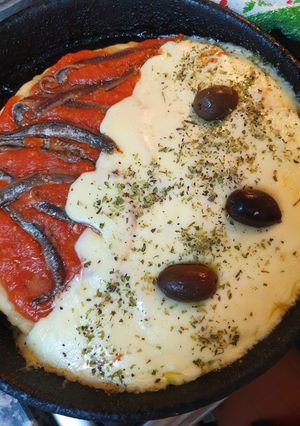 Una foto de Pizza con anchoitas y mozzarella