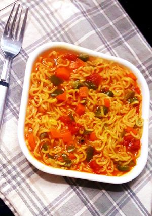 વેજીટેબલ મેગી (Vegetable Maggi Recipe In Gujarati) રેસીપી મુખ્ય ફોટો