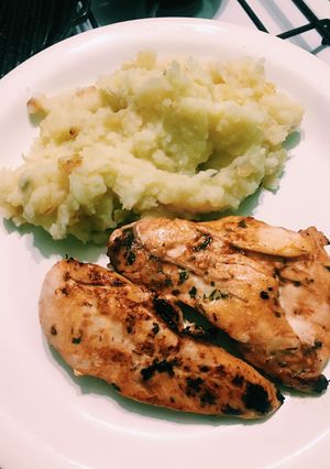 Una foto de Pollo con barbacoa y puré con cebolla caramelizadas