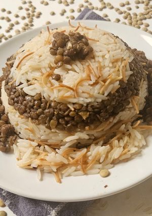 صورة لوصفة أرز بالعدس والشعيرية مع صلصة الكشري