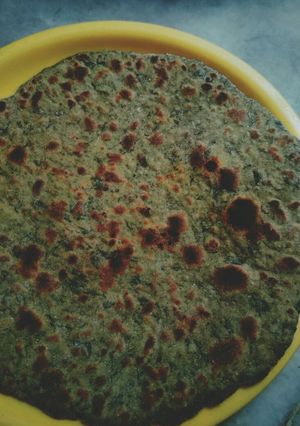 A picture of Bathua ki roti.