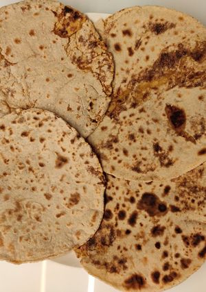 ज्वारीच्या पिठाची पुरणपोळी (Jowarichya Puran poli recipe in Marathi) रेसिपी चे मुख्य फोटो
