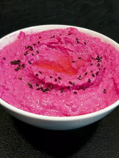 Une photo de Houmous de betterave