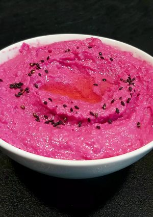 Une photo de Houmous de betterave