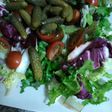 Ensalada variada con pepinillos picantes y tomates cherry