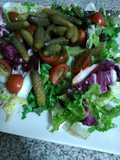 Ensalada variada con pepinillos picantes y tomates cherry