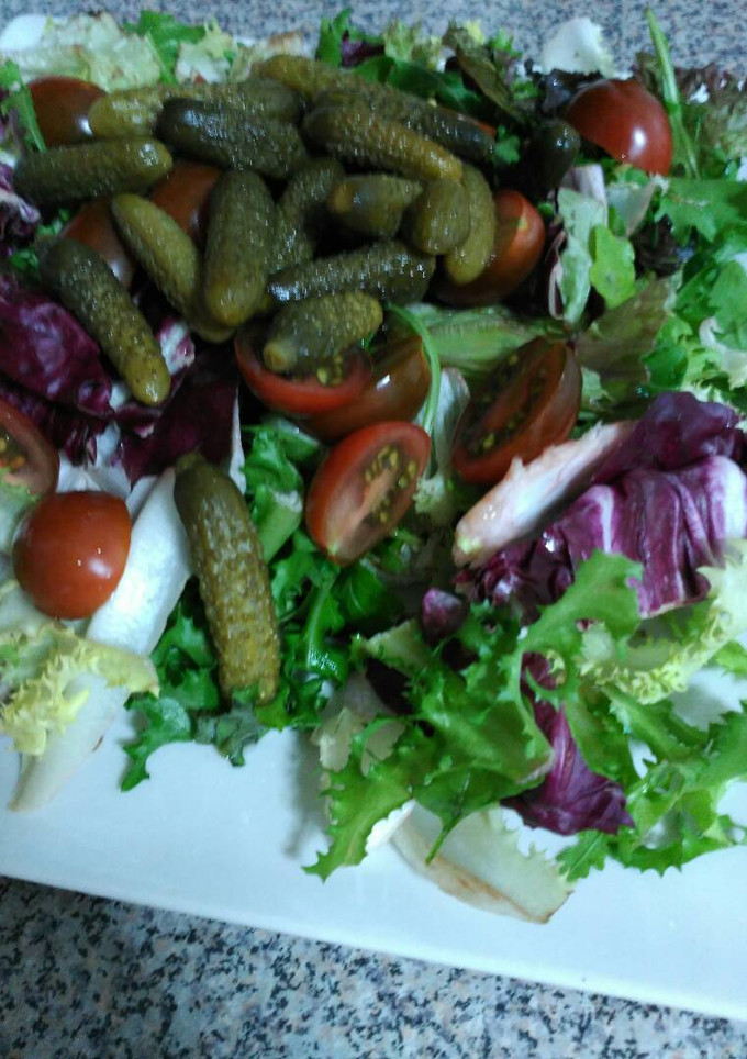 Una foto de Ensalada variada con pepinillos picantes y tomates cherry