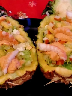 Una foto de Cóctel de marisco en piña natural
