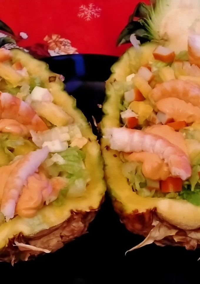 Una foto de Cóctel de marisco en piña natural