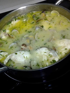 Una foto de Merluza en salsa verde, receta clásica vasca