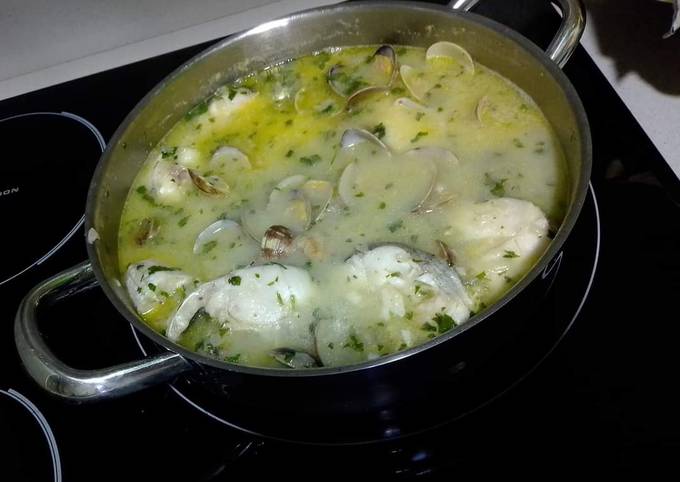 Merluza en salsa verde, receta clásica vasca Receta de Paloma Hinojosa-  Cookpad