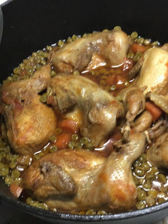 Una foto de Codornices con jamón y verduras en cocotte al vino blanco