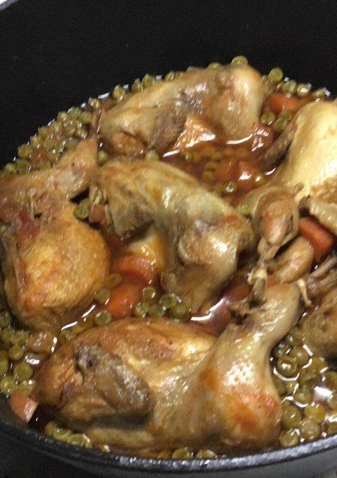 Una foto de Codornices con jamón y verduras en cocotte al vino blanco