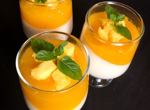 Una foto de Panna Cotta de coco y coulis mango 🥭