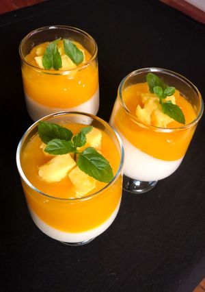 Una foto de Panna Cotta de coco y coulis mango 🥭